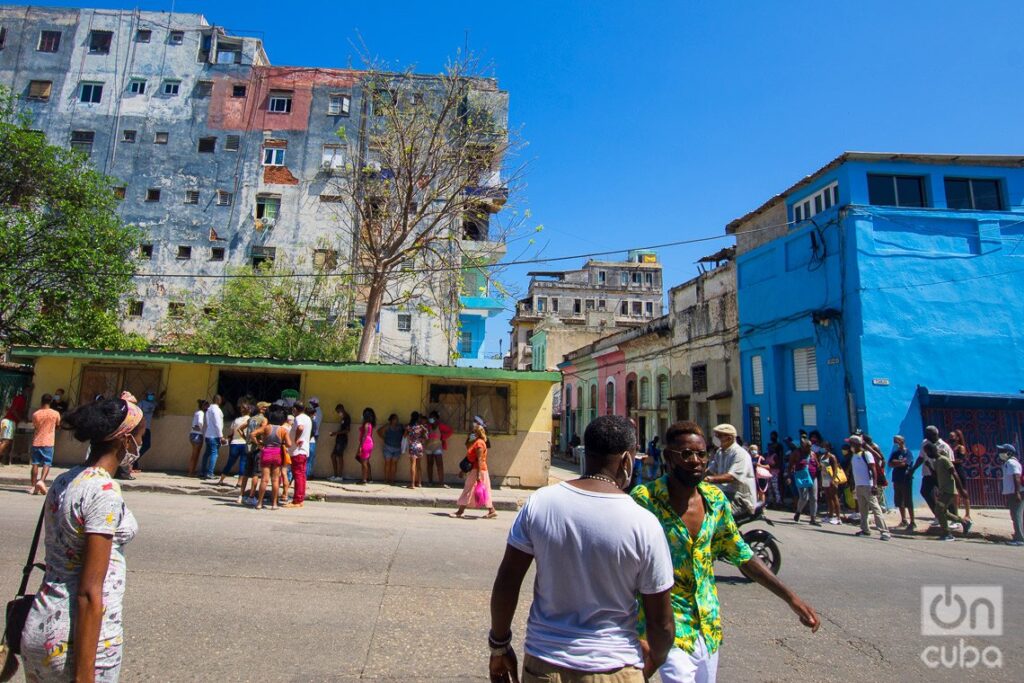 Calle Zanja, en La Habana. Foto: Otmaro Rodríguez.