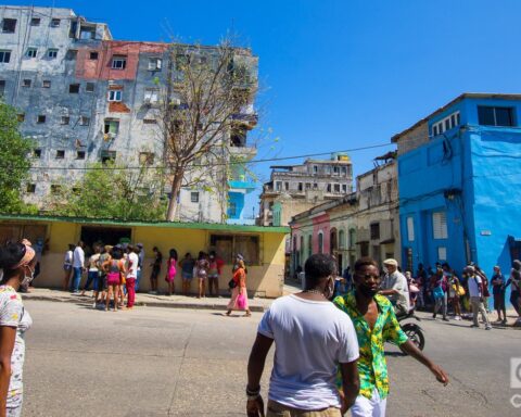 Calle Zanja, en La Habana. Foto: Otmaro Rodríguez.