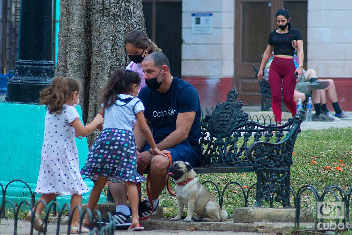 Un hombre junto a varias niñas y una mascota en un parque de La Habana. Foto: Otmaro Rodríguez.