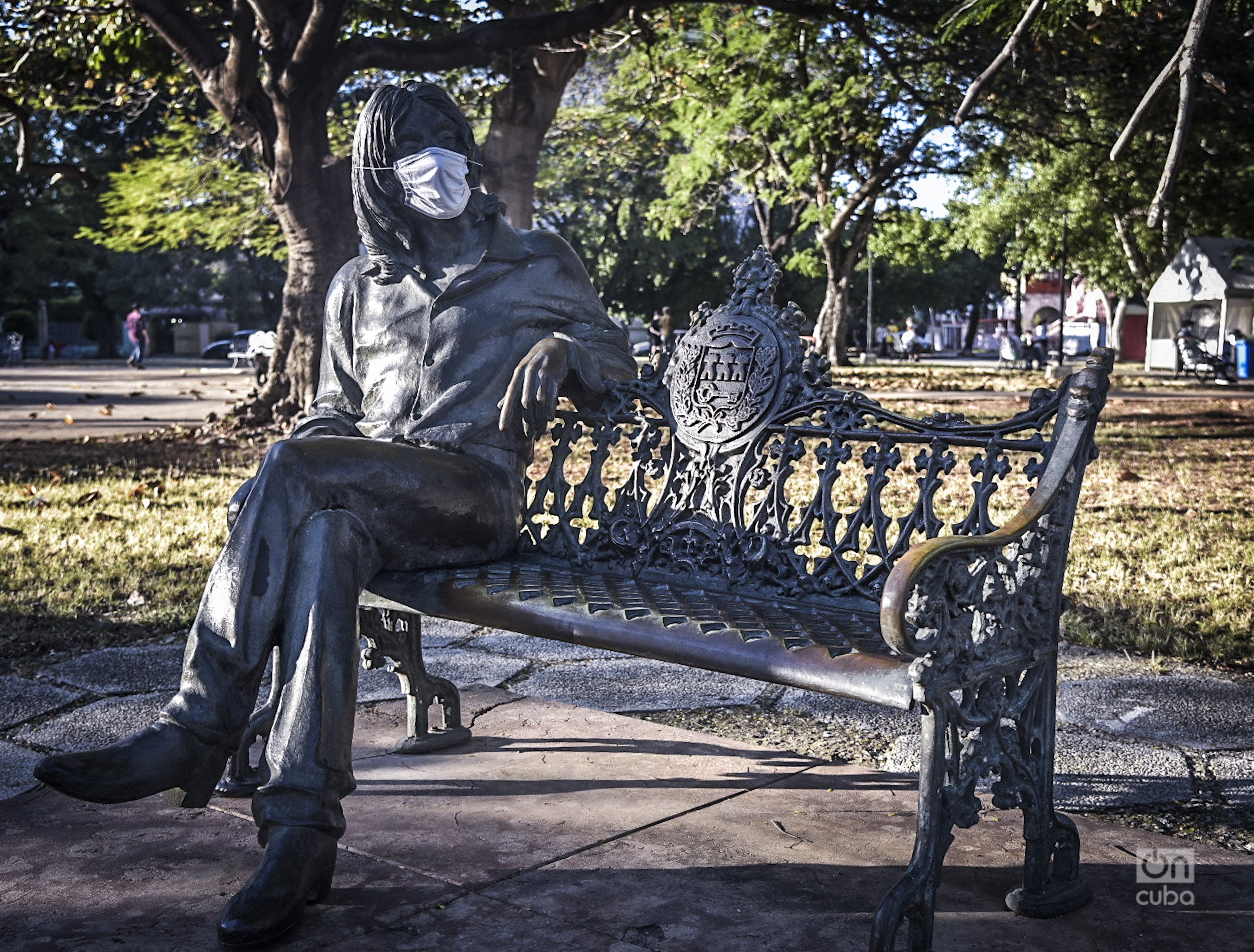 Escultura de John Lennon en un parque de La Habana, a la que le colocaron una mascarilla protectora contra la COVID-19. Foto: Kaloian.