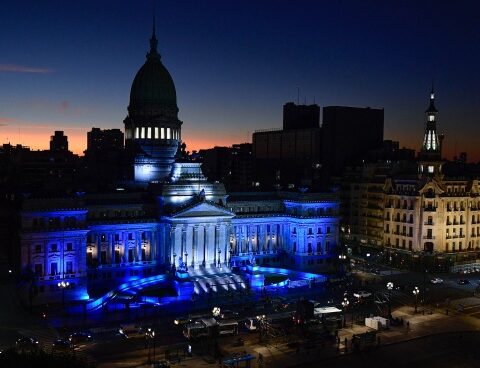 Cristina Fernández posted photos of the Congress illuminated in blue and white