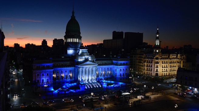 Cristina Fernández posted photos of the Congress illuminated in blue and white