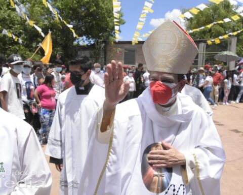 Crowd accompanies Monsignor Álvarez on the pilgrimage of the "Route of Divine Mercy"