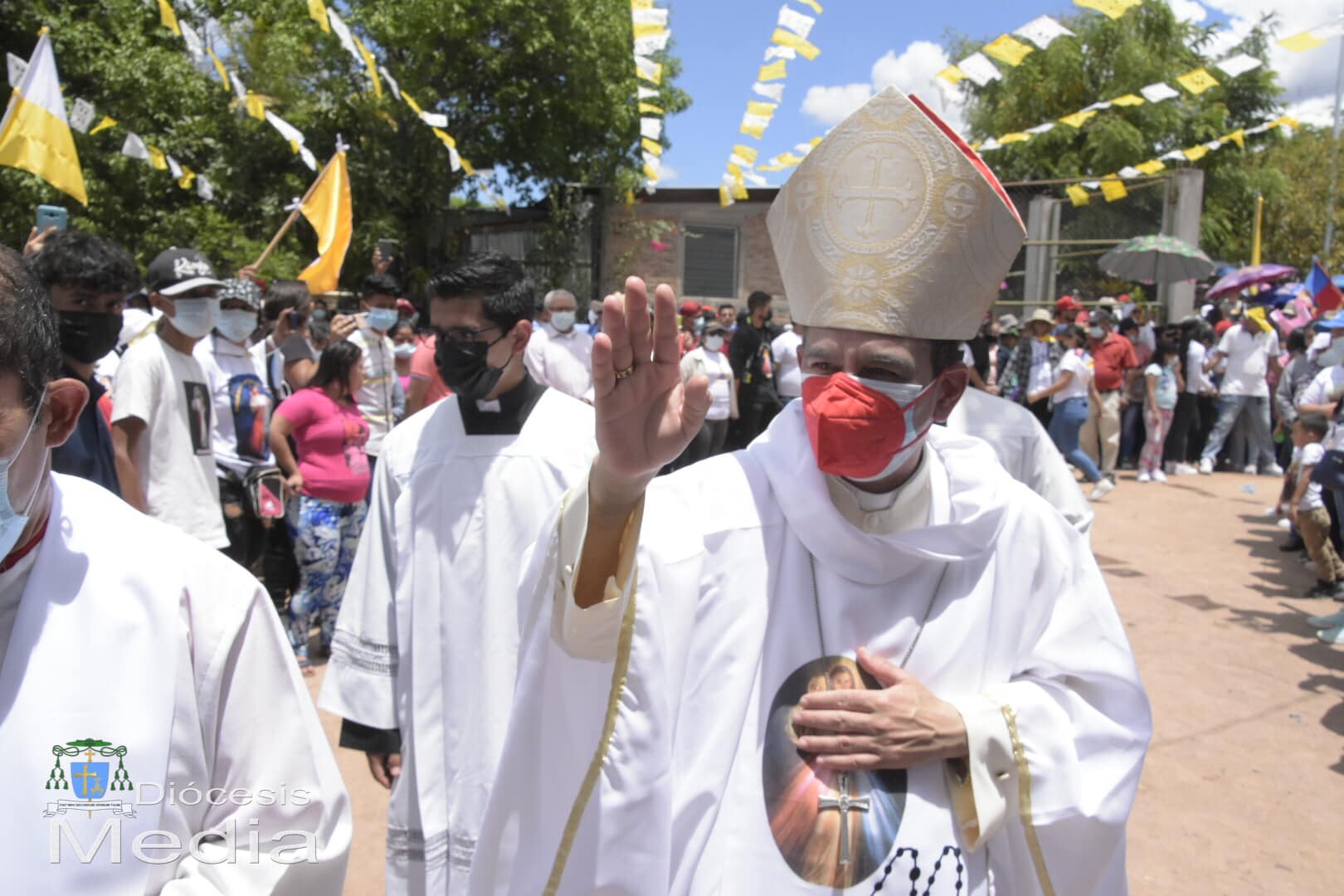 Crowd accompanies Monsignor Álvarez on the pilgrimage of the "Route of Divine Mercy"