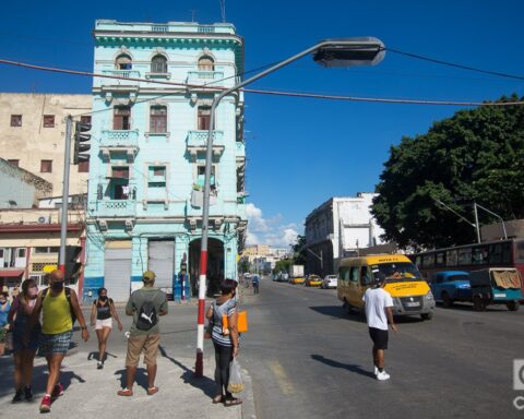 Calle Reina, en La Habana. A la izquierda, el parque del Curita. Foto: Otmaro Rodríguez.