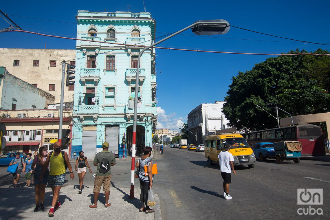 Calle Reina, en La Habana. A la izquierda, el parque del Curita. Foto: Otmaro Rodríguez.