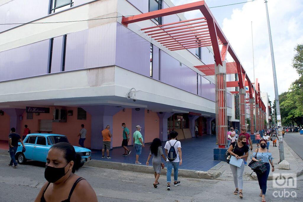 Personas caminan por los alrededores de la tienda Carlos III, en La Habana, durante la desescalada post COVID-19. Foto: Otmaro Rodríguez.