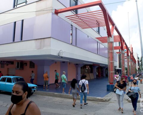 Personas caminan por los alrededores de la tienda Carlos III, en La Habana, durante la desescalada post COVID-19. Foto: Otmaro Rodríguez.