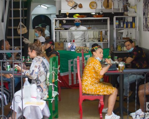 Personas en un restaurante privado en La Habana. Foto: Otmaro Rodríguez / Archivo OnCuba.