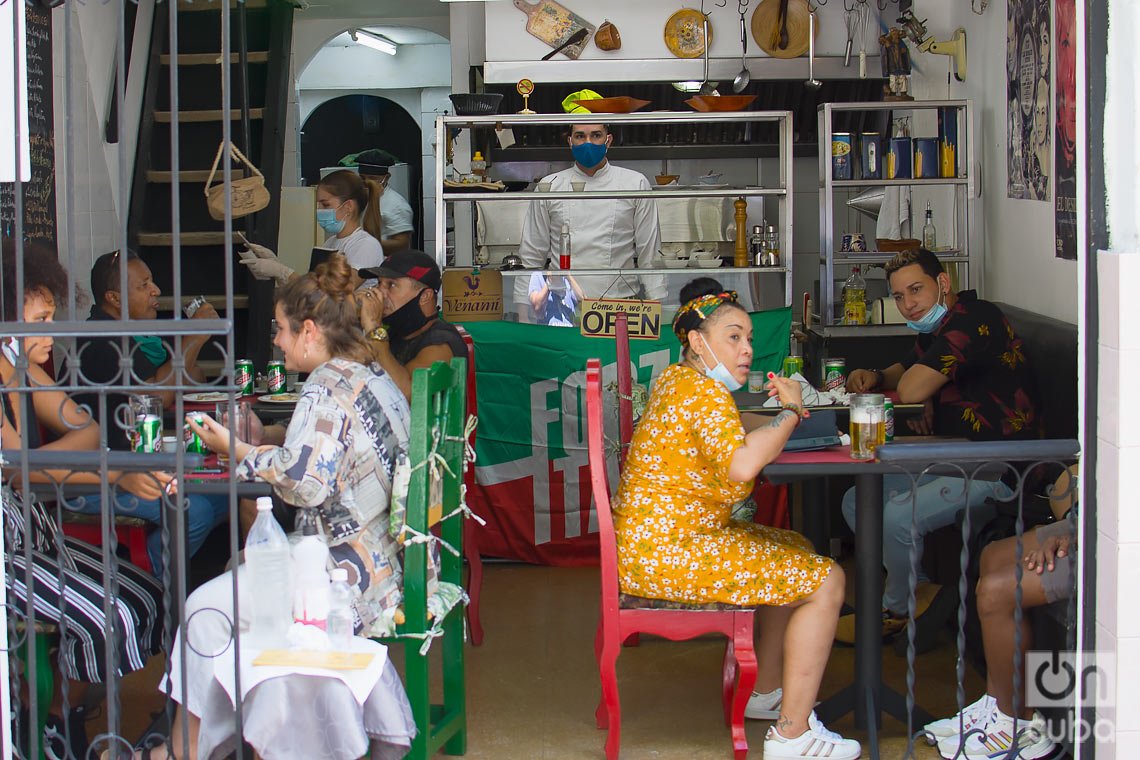 Personas en un restaurante privado en La Habana. Foto: Otmaro Rodríguez / Archivo OnCuba.