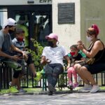 Miembros de una familia conversan en el Parque de la Fraternidad, en La Habana. Foto: Otmaro Rodríguez.