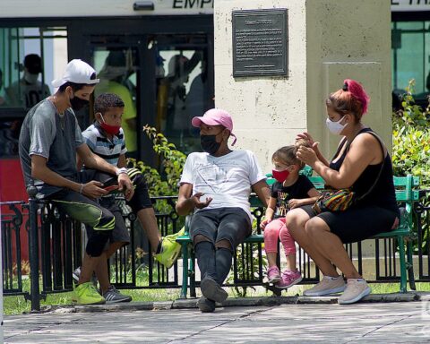 Miembros de una familia conversan en el Parque de la Fraternidad, en La Habana. Foto: Otmaro Rodríguez.