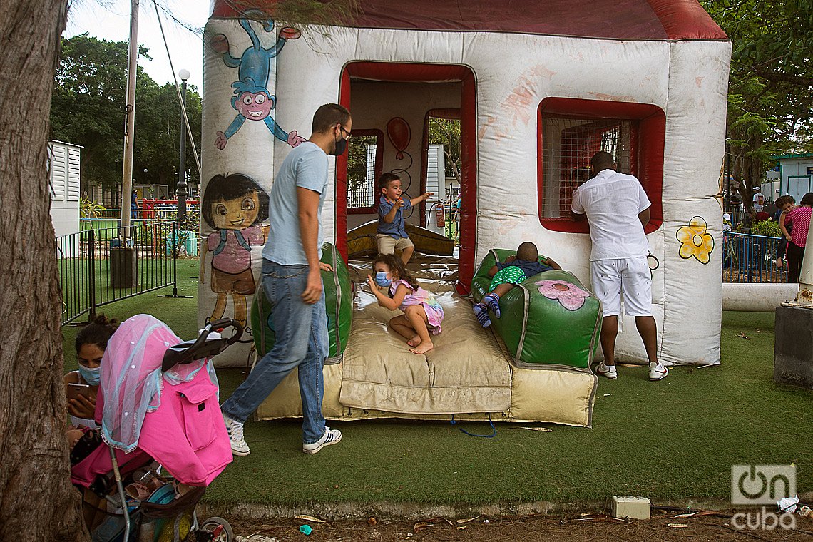 Niños y padres comparten en un parque infantil en La Habana. Foto: Otmaro Rodríguez.