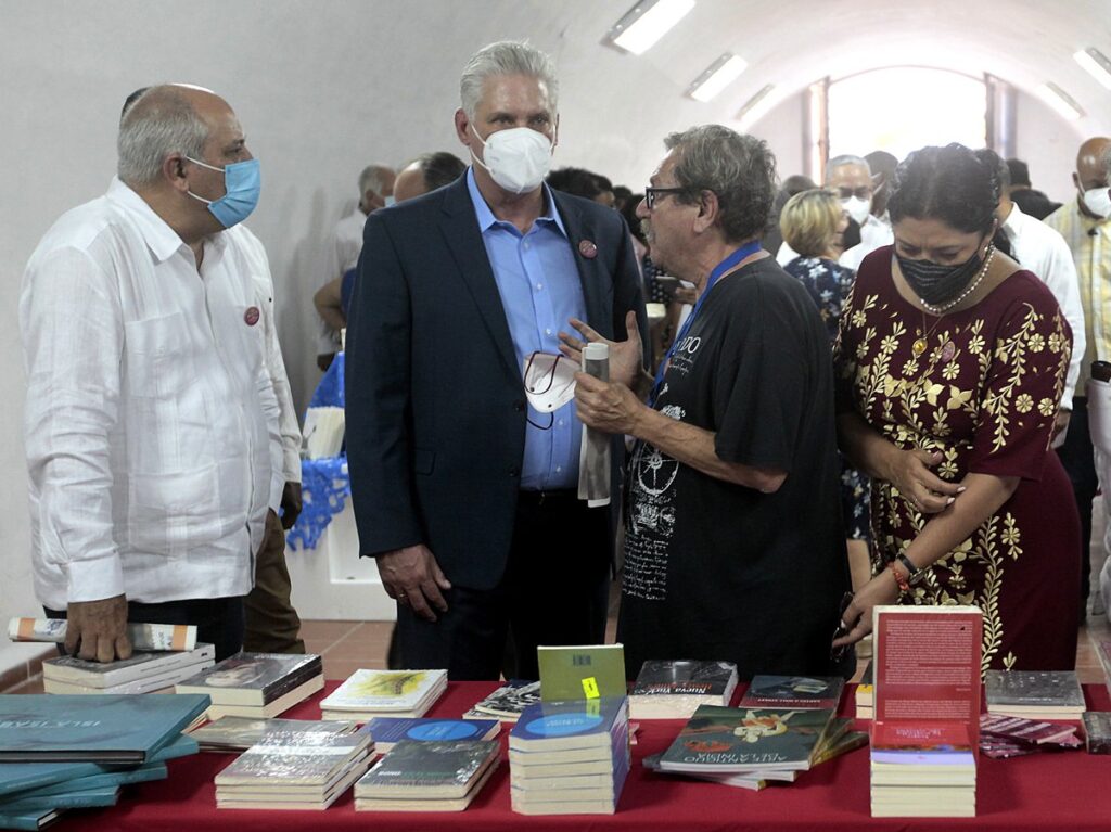 El presidente cubano Miguel Díaz-Canel (2-i) participa junto a la ministra de Cultura de México, Alejandra Frausto (d), el escritor mexicano Paco Ignacio Taibo II (2-d), y el ministro cubano de Cultura, Alpidio Alonso (i), en la jornada inaugural de la trigésima Feria Internacional del Libro de La Habana (Cuba). Foto: Jorge Luis Baños/Efe/POOL.