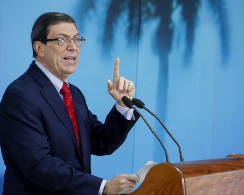 El canciller cubano Bruno Rodríguez ofrece declaraciones a la prensa en la sede del Ministerio de Relaciones Exteriores el 25 de abril de 2022. Foto: @CubaMINREX / Twitter.