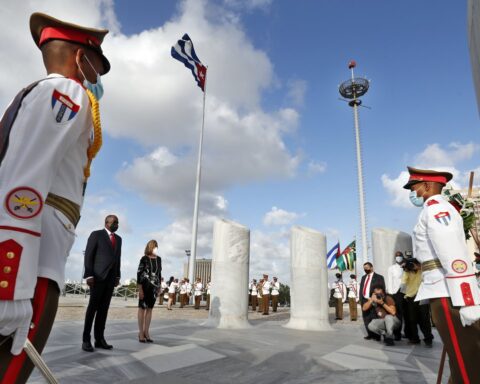 El primer ministro de Dominica, Roosevelt Skerrit (i) junto a la vicecanciller cubana Josefina Vidal (d), participa en la ceremonia de colocación de una ofrenda floral ante el monumento en la Plaza de la Revolución al Héroe Nacional cubano José Martí este martes, en La Habana. Foto: Ernesto Mastrascusa/Efe.