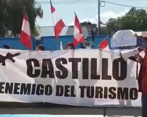 Cusco: people protest against Pedro Castillo outside the Casa de la Juventud Coliseum