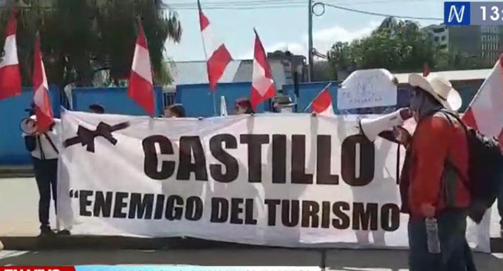 Cusco: people protest against Pedro Castillo outside the Casa de la Juventud Coliseum