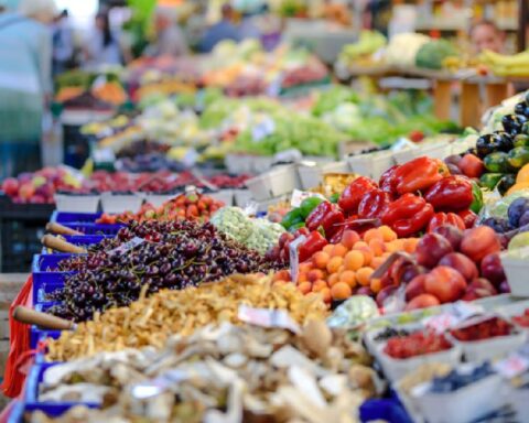 Customs experts say that the price of food would have risen by 40%