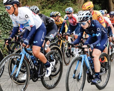 La ciclista cubana Arlenis Sierra (delante), en competencia. Foto: @Movistar_Team / Twitter.