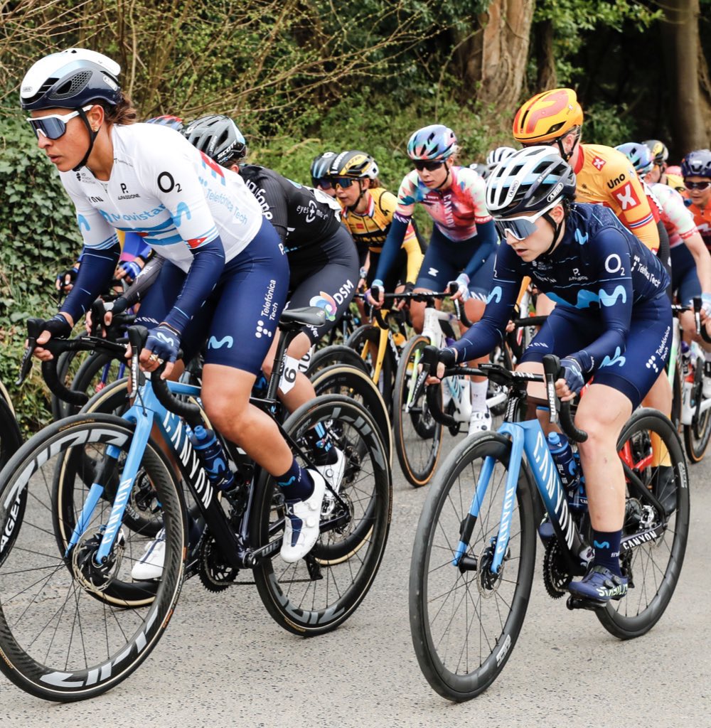 La ciclista cubana Arlenis Sierra (delante), en competencia. Foto: @Movistar_Team / Twitter.