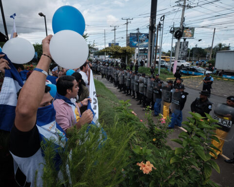 allanamientos y arrestos rebelión de abril, Plantón en Camino de Oriente