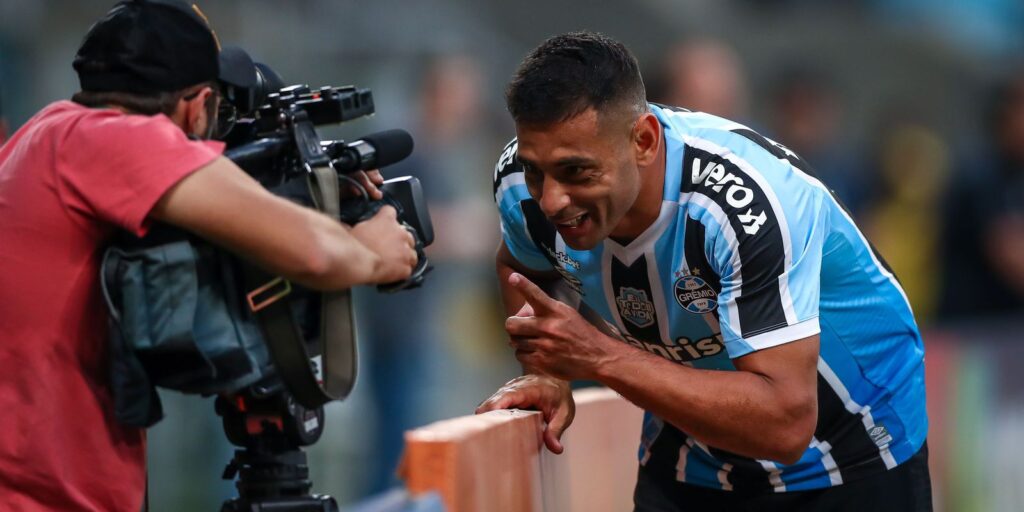 Diego Souza scores three and Grêmio defeats Guarani in Serie B