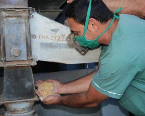 Fábrica de arroz precocido en Sancti Spíritus, Cuba. Foto: Cubadebate.