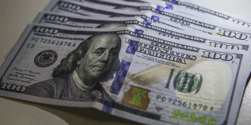 Dollar closes at R$4.99 and accumulates a rise of 8% in three days