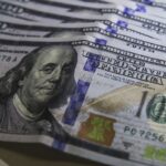 Dollar closes at R$4.99 and accumulates a rise of 8% in three days