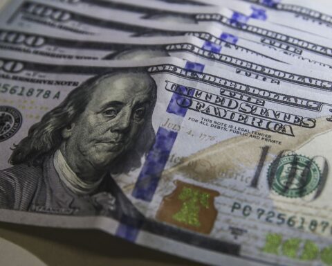 Dollar closes at R$4.99 and accumulates a rise of 8% in three days