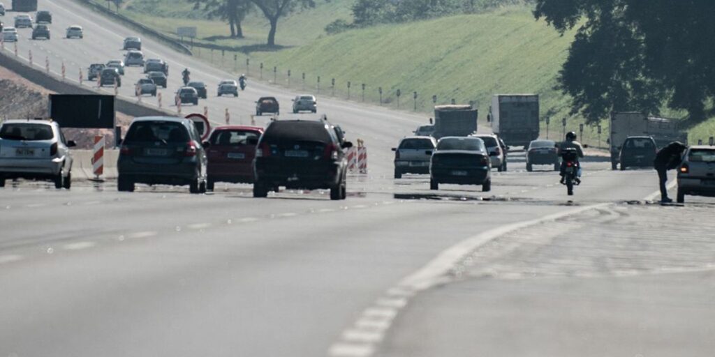 Driver finds slow points on the roads of the coast of SP