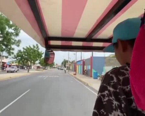 Earn a living by pedal: pedicabs multiply due to transport and gasoline crisis in Maracaibo