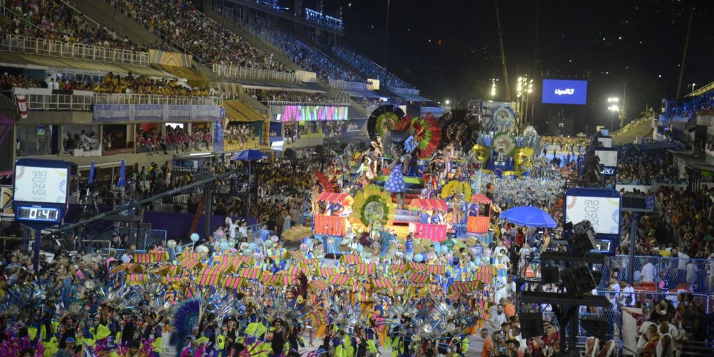 Eight more schools from the Gold Series parade tonight in Sapucaí