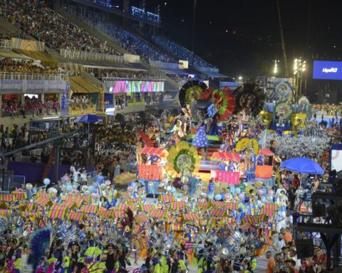 Eight more schools from the Gold Series parade tonight in Sapucaí