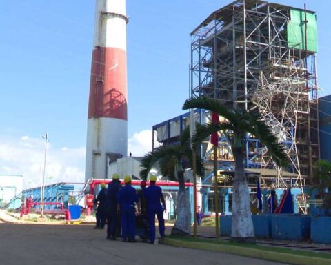 Engineers fail to start Cuba's largest power plant