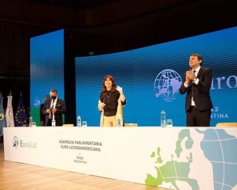 En la apertura del EuroLat 2022 estuvo la vicepresidenta argentina, Cristina Fernández. Foto: Twitter / Fernando Rubio