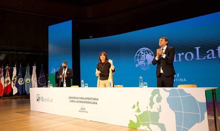 En la apertura del EuroLat 2022 estuvo la vicepresidenta argentina, Cristina Fernández. Foto: Twitter / Fernando Rubio