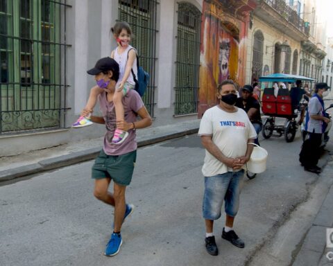 Un hombre carga en hombros a su hija, en una calle de La Habana. Foto: Otmaro Rodríguez.