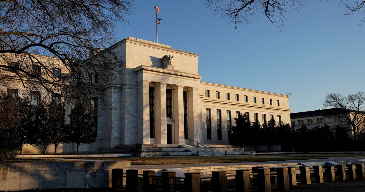 Fed officials "generally agreed" reduce balance by 95,000 million dollars