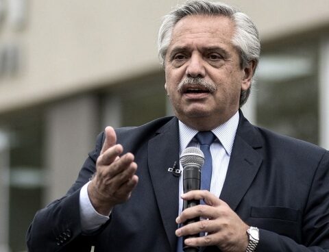 Fernández visits the works of the Arroyo Jiménez and meets with businessmen in Florencio Varela