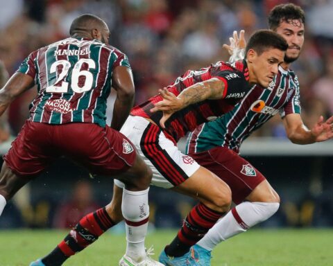 Fluminense and Flamengo play at Maracanã for the Carioca title