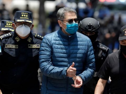 El ex presidente Juan Orlando Hernández conducido al avión que lo llevaría a EEUU. Foto: BBC.