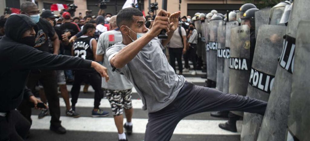 Four police officers injured in demonstrations against Castillo in Lima