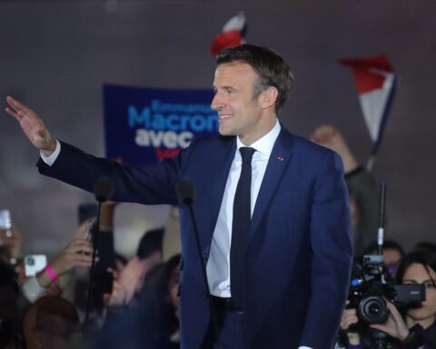 El presidente de Francia, Emmanuel Macron, celebra después de ganar la segunda vuelta de las elecciones presidenciales francesas, en el Campo de Marte, en París, Francia, el 24 de abril de 2022. Foto: Christophe Petit Tesson / EFE.