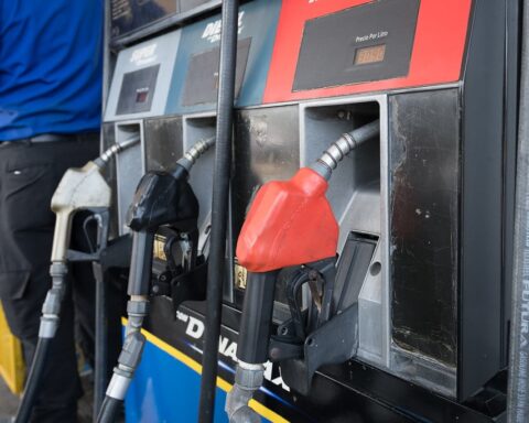 Taxistas y transportistas reclaman por alza de combustibles