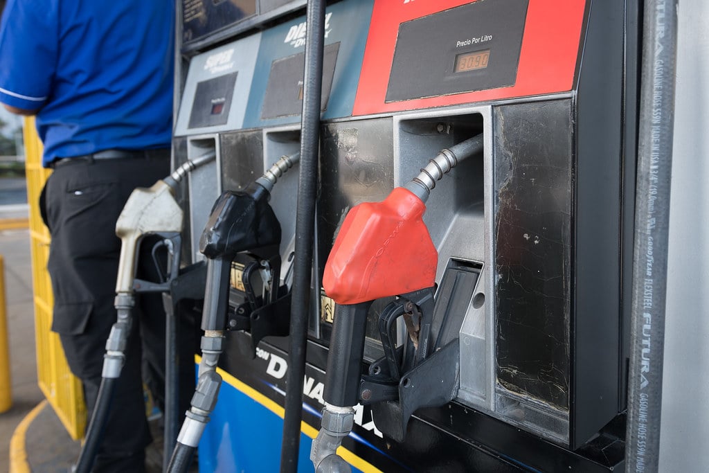 Taxistas y transportistas reclaman por alza de combustibles