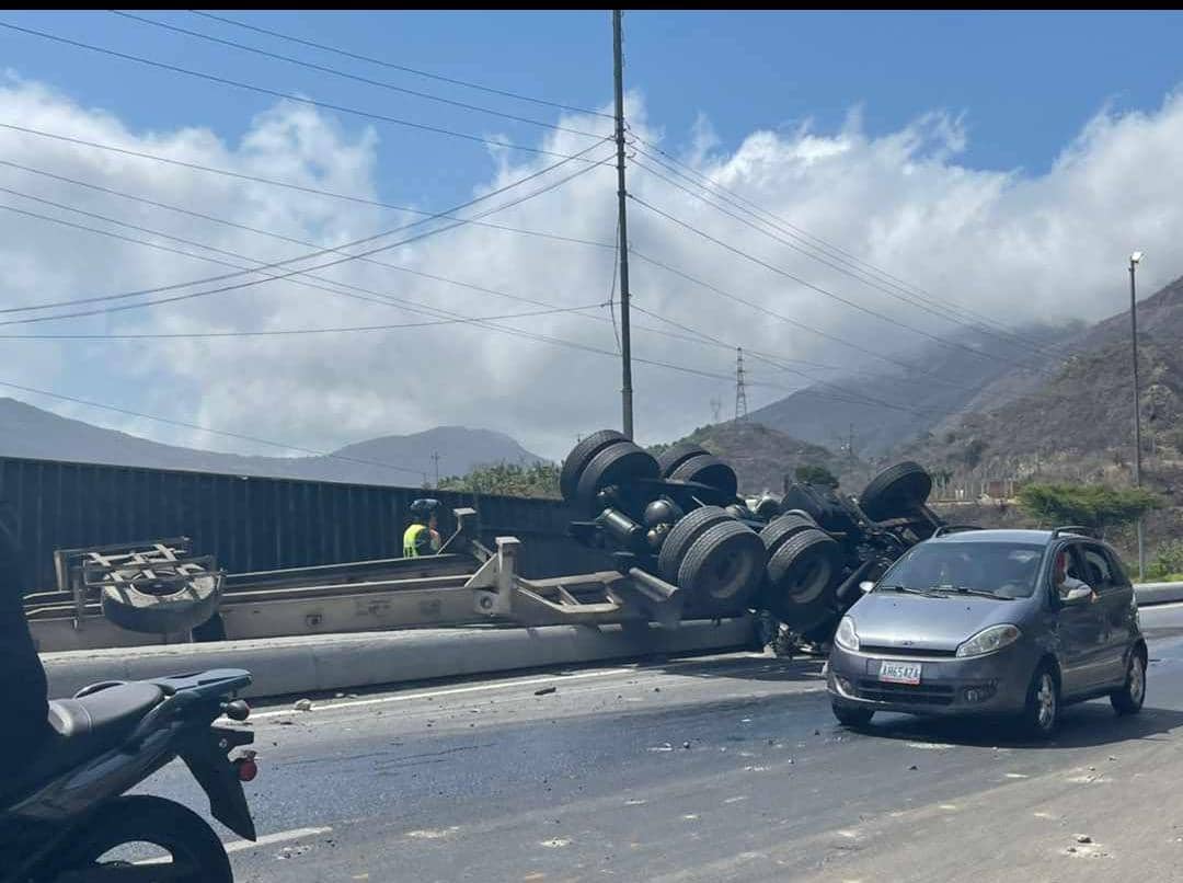 Gandola overturned on the Caracas-La Guaira highway