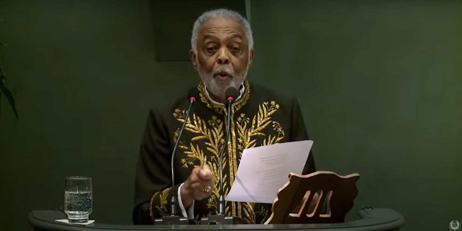 Gilberto Gil takes office at the Brazilian Academy of Letters