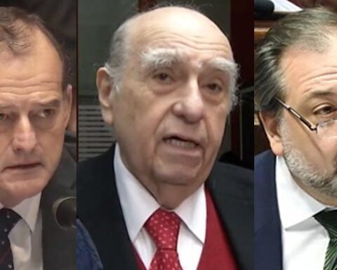 Government coalition parties support economic measures to alleviate crisis